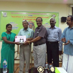 மீநாயகர் சானகிராமனும் முதல்வர் முனைவர் ப. சின்னதம்பியும் முசுதபாவிற்குப் பரிசுகளும் சான்றிதழ்களும் வழங்கல்