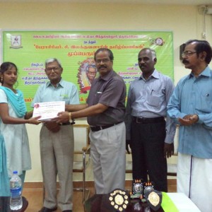 மீநாயகர் சானகிராமனும் முதல்வர் முனைவர் ப. சின்னதம்பியும் பரிசுகளும் சான்றிதழ்களும் வழங்கல்