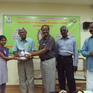 மீநாயகர் சானகிராமனும் முதல்வர் முனைவர் ப. சின்னதம்பியும் பரிசுகளும் சான்றிதழ்களும் வழங்கல்