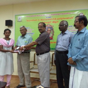 மீநாயகர் சானகிராமனும் முதல்வர் முனைவர் ப. சின்னதம்பியும் பரிசுகளும் சான்றிதழ்களும் வழங்கல்