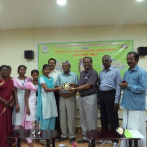 மீநாயகர் சானகிராமனும் முதல்வர் முனைவர் ப. சின்னதம்பியும் பரிசுகளும் சான்றிதழ்களும் வழங்கல்