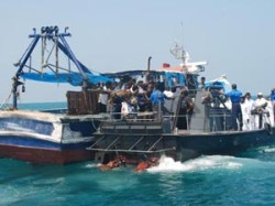 ilangai navy attacked thamizhs01