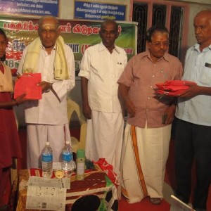 பரிசுபெற்ற மாணிக்க வாசகம் நடுநிலைப் பள்ளி  மாணாக்கர்க்குப் பாராட்டு!