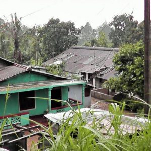 வீடுகள் வெடிப்பு,  நிலம் தாழ் இறக்கம் காரணமாக 37  குடும்பங்கள் இடம் பெயர்வு